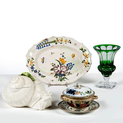 Oggetti decorativi, vassoio e complementi in ceramica e vetro, XIX–XX secolo