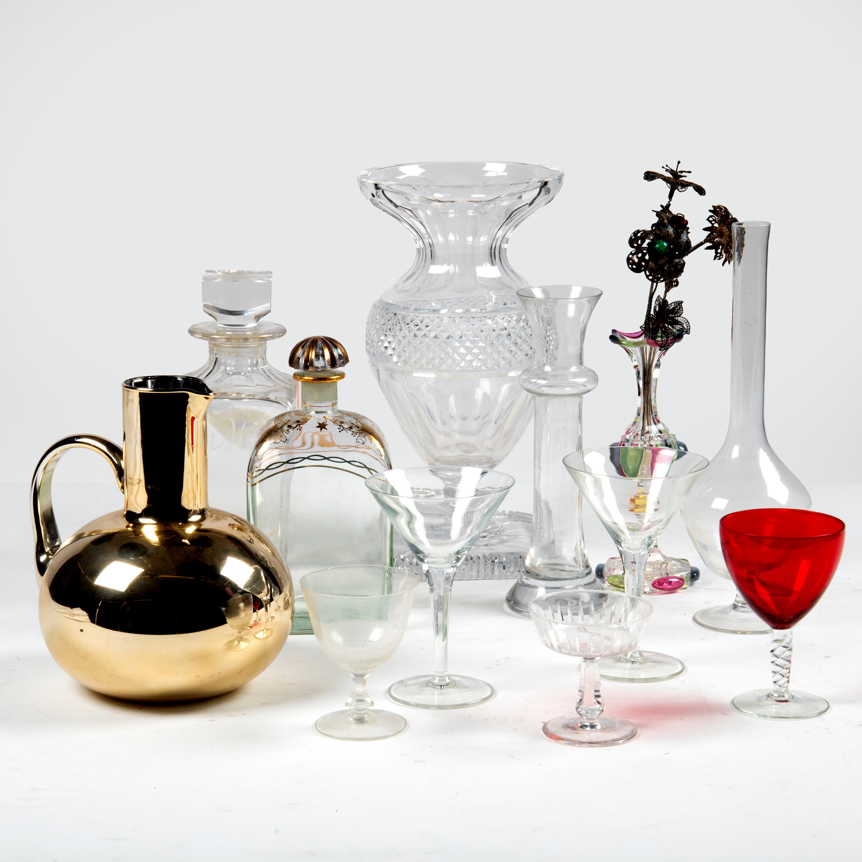 Oggetti decorativi, vassoio e complementi in ceramica e vetro, XIX–XX secolo