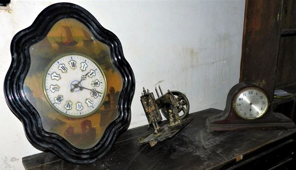 Orologio da parete, orologio da tavolo e vechia macchina da cucire