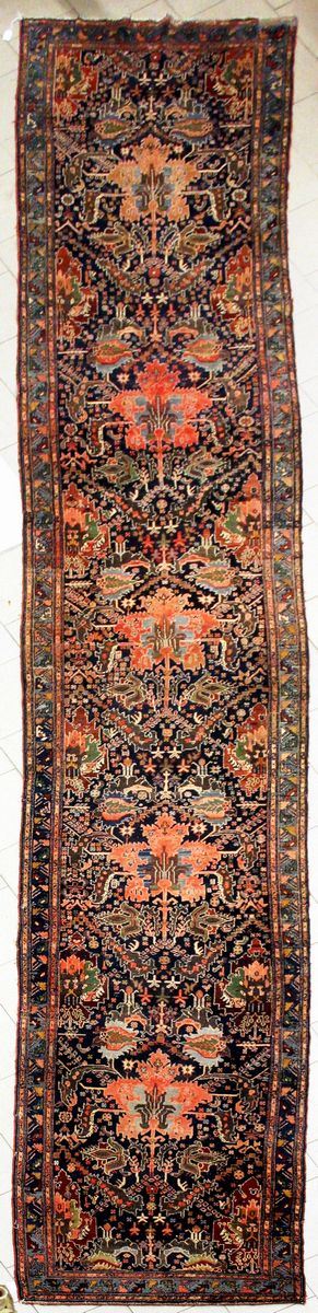 



Tappeto galleria, sec. XX  - Asta GIOIELLI, ARGENTI, ARREDI, OGGETTI D'ARTE E DIPINTI - Poggio Bracciolini Casa d'Aste