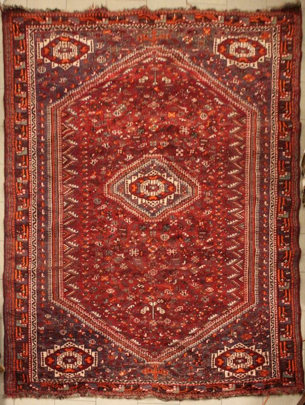 



Tappeto persiano, Quashqai, sec. XX  - Asta GIOIELLI, ARGENTI, ARREDI, OGGETTI D'ARTE E DIPINTI - Poggio Bracciolini Casa d'Aste