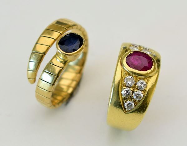 



DUE ANELLI IN ORO GIALLO 18KT E DIAMANTI, RUBINO E ZAFFIRO