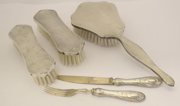 



TRE SPAZZOLE DA TOILETTE SEC. XX  - Asta ANTIQUARIATO, COLLECTIBLES, GIOIELLI - Poggio Bracciolini Casa d'Aste