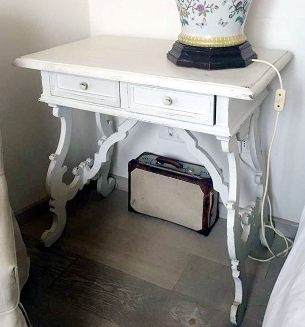 



Piccolo tavolino scrivania, sec. XX  - Asta ANTIQUARIATO, COLLECTIBLES, GIOIELLI - Poggio Bracciolini Casa d'Aste