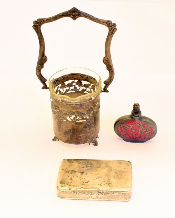 



TABACCHIERA E CONTENITORE   - Asta ANTIQUARIATO, COLLECTIBLES, GIOIELLI - Poggio Bracciolini Casa d'Aste