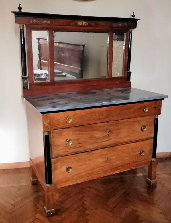 



Cassettone con specchiera, sec. XIX   - Asta COLLECTIBLES, Mobili, Arredi e Dipinti dal secolo XVI al XX - Poggio Bracciolini Casa d'Aste