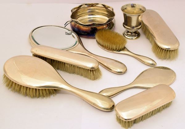 



UNDICI&nbsp; OGGETTI PER TOILETTE SEC. XX