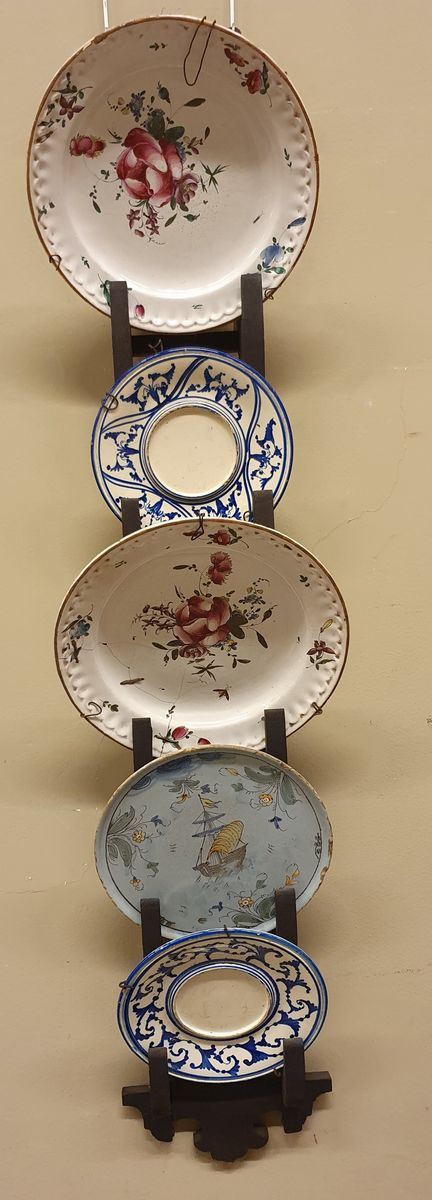 



Cinque fra piatti e alzate, sec. XVIII e sec. XIX