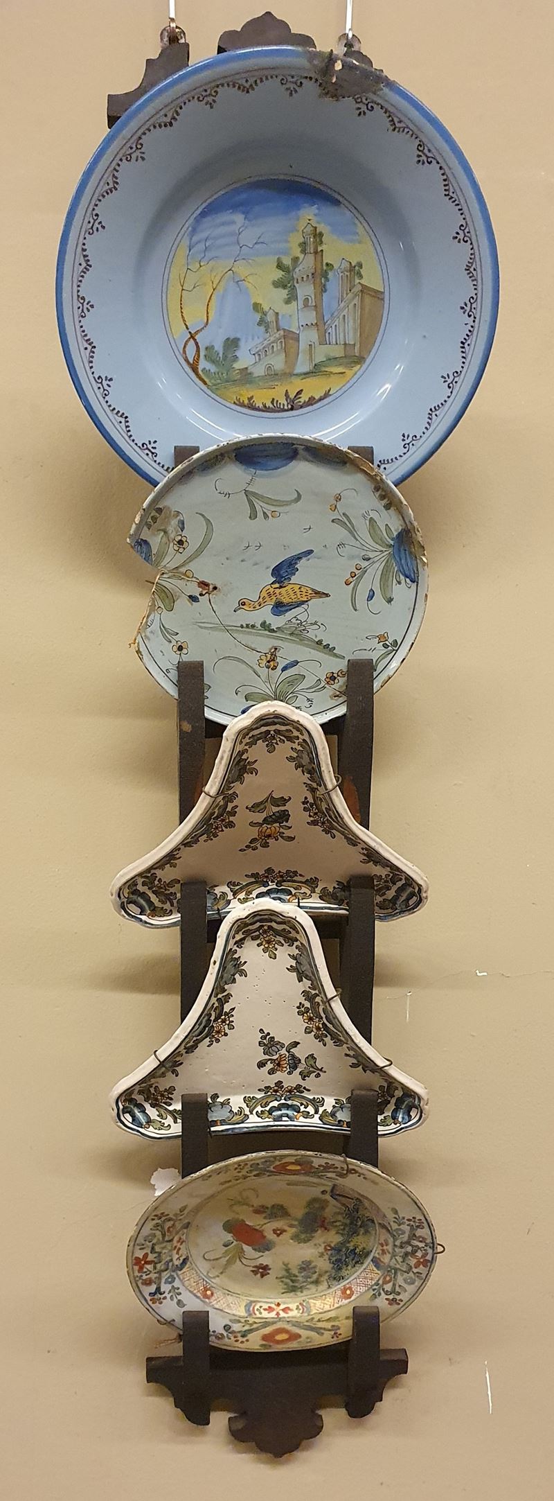 Cinque fra alzate e piatti, sec. XVIII e sec. XIX