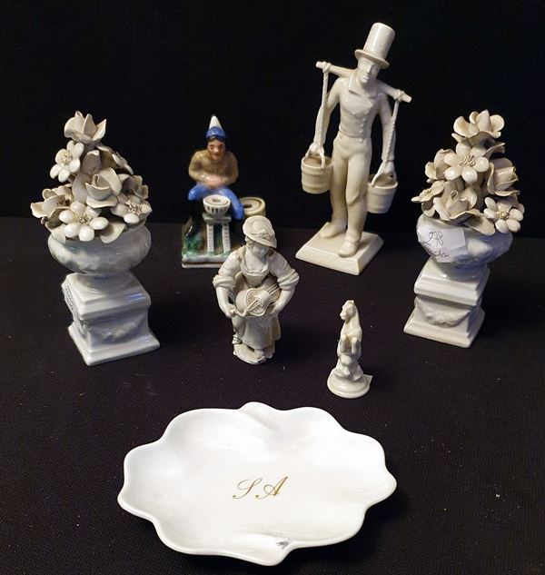 Sette fra soprammobili e vassoietto, sec. XX  - Asta MOBILI, ARREDI E OGGETTI D'ARTE - Poggio Bracciolini Casa d'Aste