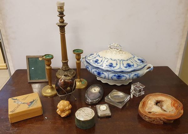 



Quattrodici fra lumi, candelieri, zuppiera, scatoline,orologi e cornice in argento