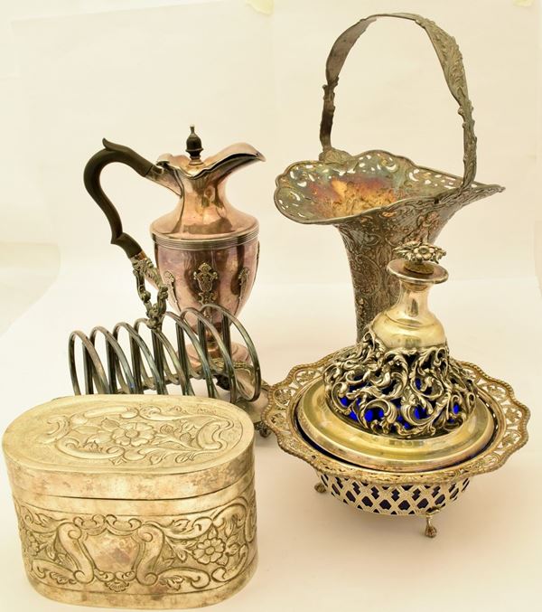 



LOTTO DI CINQUE OGGETTI VARI SEC. XX  - Asta ANTIQUARIATO, COLLECTIBLES, GIOIELLI - Poggio Bracciolini Casa d'Aste