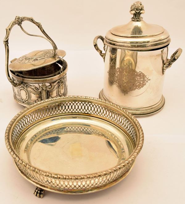 



VASSOIO , THERMOS E FORMAGGIERA   - Asta ANTIQUARIATO, COLLECTIBLES, GIOIELLI - Poggio Bracciolini Casa d'Aste