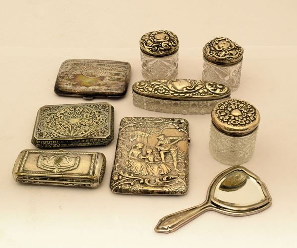 



NOVE OGGETTI SEC. XIX/XX  - Asta ANTIQUARIATO, COLLECTIBLES, GIOIELLI - Poggio Bracciolini Casa d'Aste