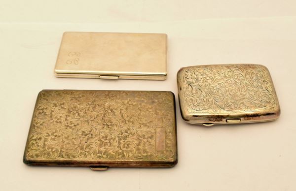 



TRE PORTASIGARETTE   - Asta ARREDI, OGGETTI D'ARTE, GIOIELLI E ARGENTI - Poggio Bracciolini Casa d'Aste