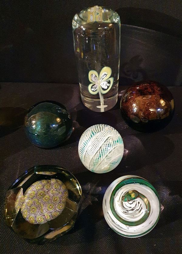 



Sei Presse Papier, sec. XX  - Asta ANTIQUARIATO, COLLECTIBLES, GIOIELLI - Poggio Bracciolini Casa d'Aste