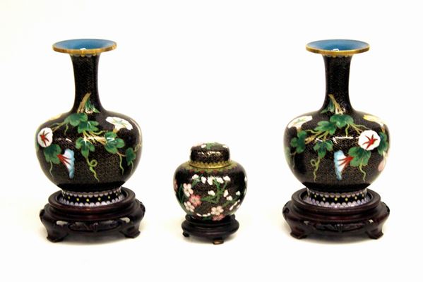 



Coppia di vasi e piccolo contenitore, arte orientale, sec. XX