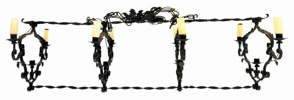 



Lumiera, inizi sec. XX, in ferro battuto, otto luci, cm 150x55x43