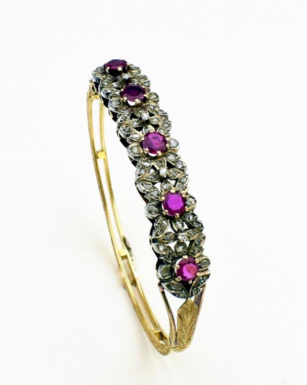 



BRACCIALE RIGIDO IN ORO GIALLO 18KT , ARGENTO , DIAMANTI E RUBINI