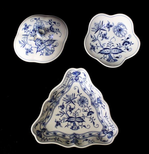 



Lotto di tre oggetti, sec. XX, manifattura Maisses,  - Asta ARREDI, OGGETTI D'ARTE, GIOIELLI E ARGENTI - Poggio Bracciolini Casa d'Aste