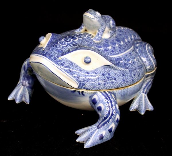 



Contenitore, sec. XX  - Asta ANTIQUARIATO, COLLECTIBLES, GIOIELLI - Poggio Bracciolini Casa d'Aste