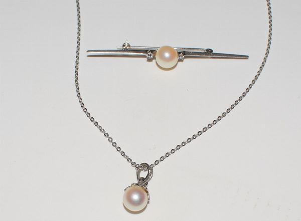 



COLLANA E SPILLA IN ORO BIANCO 18KT E&nbsp; PERLE