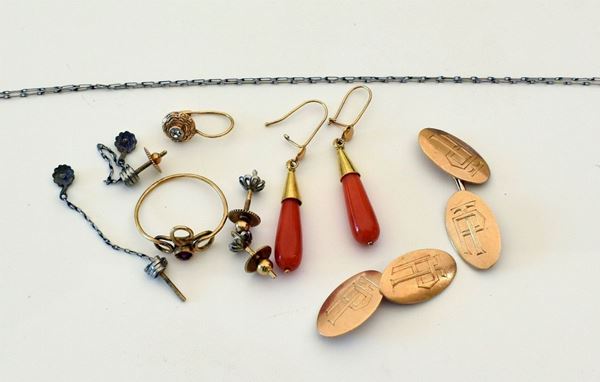 TRE PAIA DI ORECCHINI, ORECCHINO SINGOLO E CATENINA IN ORO 18KT  - Asta ARREDI, OGGETTI D'ARTE, GIOIELLI E ARGENTI - Poggio Bracciolini Casa d'Aste