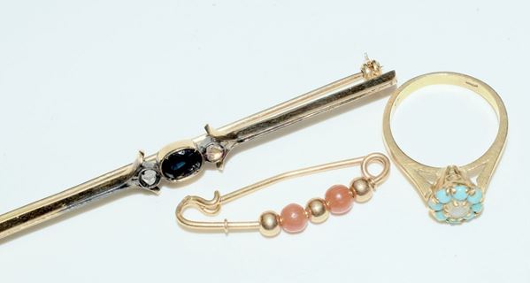 



ANELLO,E DUE SPILLE IN ORO 18KT, DIAMANTI, CORALLO E PIETRE
