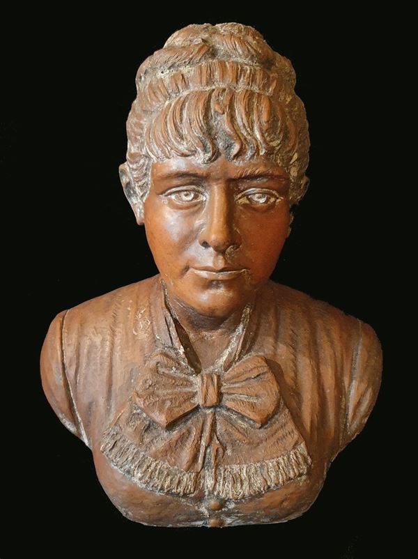 



Busto femminile, inizio sec. XX