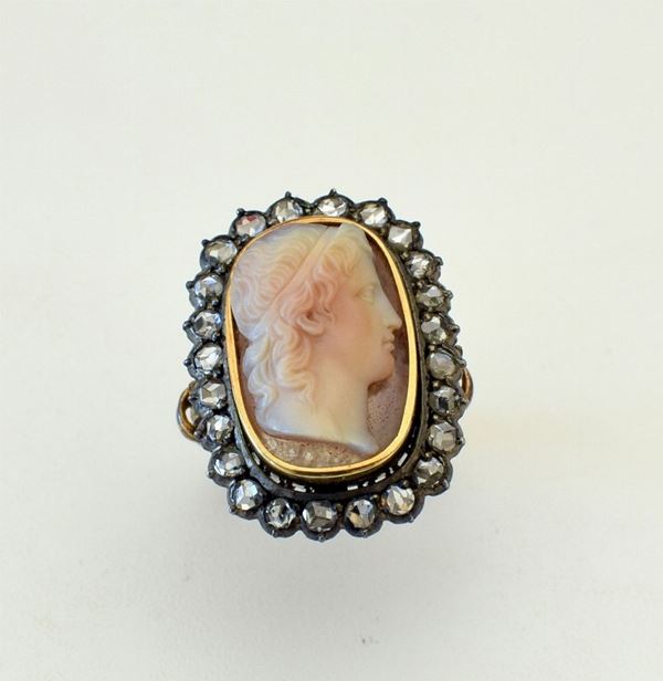 



ANELLO IN ORO GIALLO 18KT , ARGENTO , DIAMANTI E CAMMEO