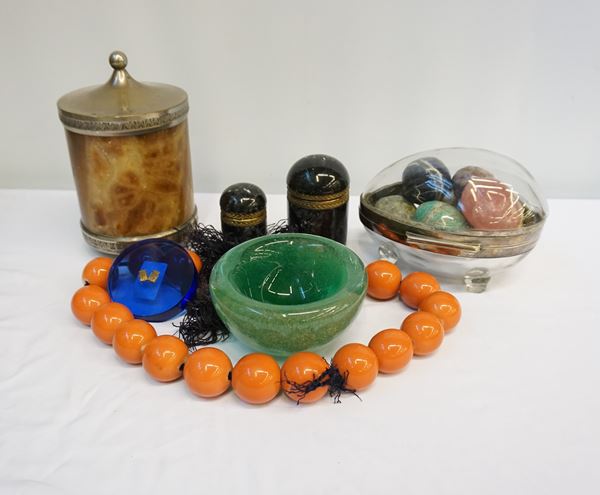 



Lotto composto da tre piccoli vasi, una collana, un posacenere, due piccoli stemmi nobiliari e un contenitore con sette uova in marmo, misure varie ( 14 )