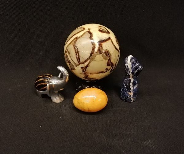 



Lotto composto da sfera e uovo in marmo, 