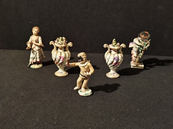 



Coppia di vasetti, Meissen, secolo XIX, in porcellana policroma, alt. cm 9  - Asta MOBILI E ARREDI - Poggio Bracciolini Casa d'Aste