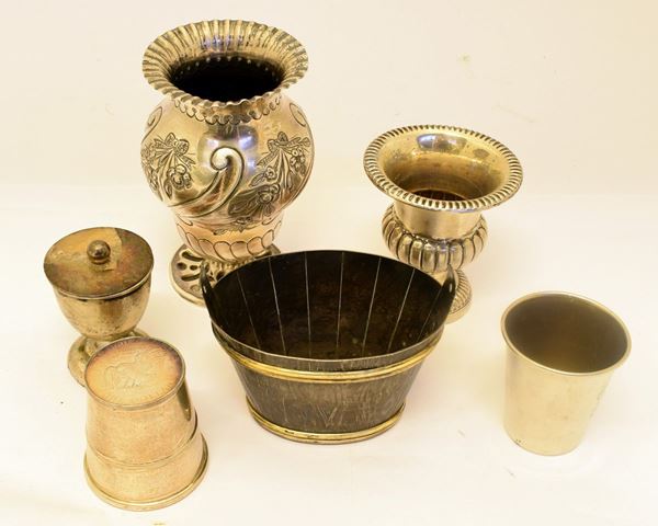 



MODELLINO DI TINOZZA, DUE VASETTI E BICCHIERINO SEC. XIX/XX