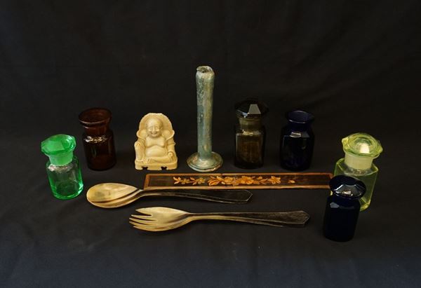 Sei piccoli flaconi in vetro colorato  - Asta ANTIQUARIATO: ARREDI MOBILI E OGGETTI D'ARTE - Poggio Bracciolini Casa d'Aste