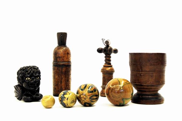 



Lotto composto da mortaio, sculturina, mappamondo matriosca, cavatappi e strumento, in legno sec. XVIII/XIX/XX