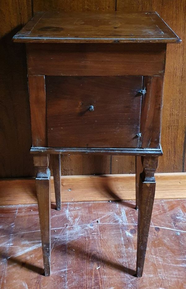 Comodino, sec. XVIII  - Asta COLLECTIBLES, Mobili, Arredi e Dipinti dal secolo XVI al XX - Poggio Bracciolini Casa d'Aste