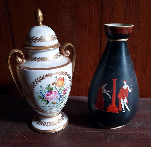Due vasi, sec. XX  - Asta COLLECTIBLES, Mobili, Arredi e Dipinti dal secolo XVI al XX - Poggio Bracciolini Casa d'Aste