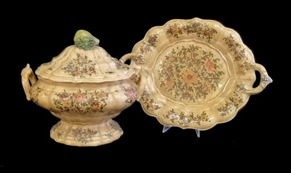 



Zuppiera e vassoio, manifattura Biagioli, Gubbio,   - Asta ARREDI, OGGETTI D'ARTE, GIOIELLI E ARGENTI - Poggio Bracciolini Casa d'Aste