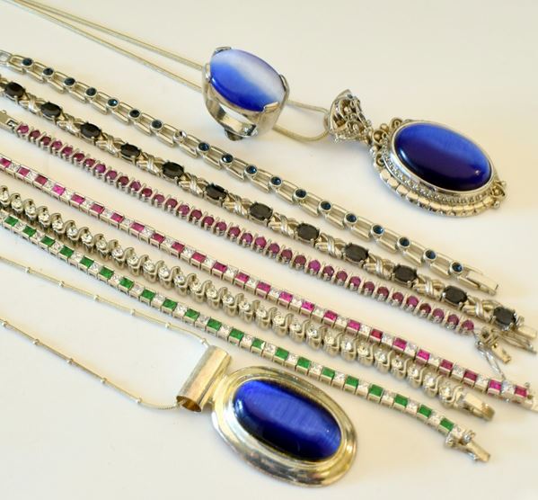 



SEI BRACCIALI, DUE COLLANE E ANELLO DI BIGIOTTERIA