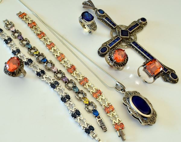 



TRE BRACCIALI,QUATTRO ANELLI, PENDENTE A CROCE E COLLANA
