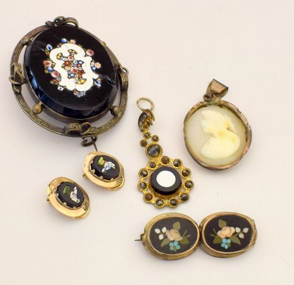 



PAIO DI ORECCHINI IN ORO A BASSO TITOLO E MOSAICI   - Asta GIOIELLI, ARGENTI E MONETE - Poggio Bracciolini Casa d'Aste