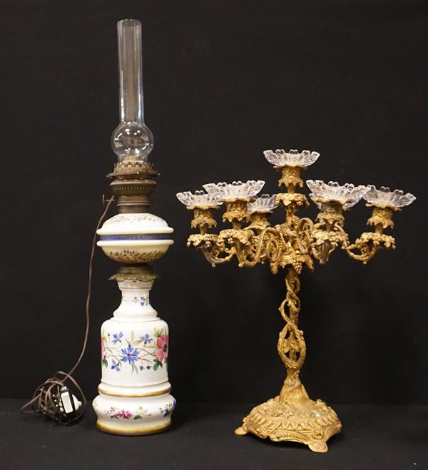 



Lume a petrolio e candelabro