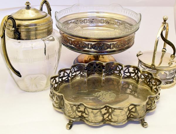



CENTRO TAVOLA,VASCHETTA,CONTENITORE E FORMAGGIERA  - Asta ARREDI, OGGETTI D'ARTE, GIOIELLI E ARGENTI - Poggio Bracciolini Casa d'Aste