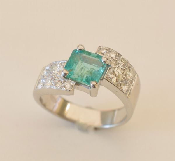 



ANELLO IN ORO BIANCO 18KT, DIAMANTI E SMERALDO
