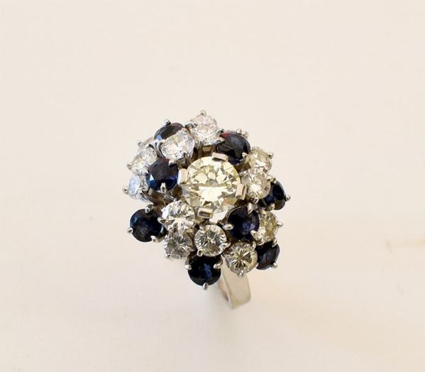



ANELLO IN ORO BIANCO 18KT, DIAMANTI E ZAFFIRI