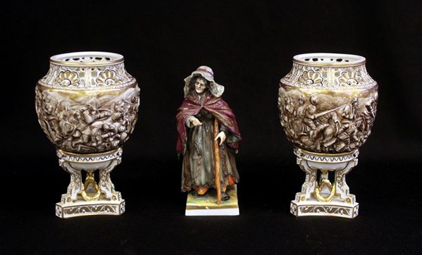 



Coppia di vasi ed una sculturina, sec. XX, manifattura di Capodimonte
