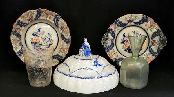 Due piatti da parete, due vasi portafiori e un coperchio, inizi sec. XX