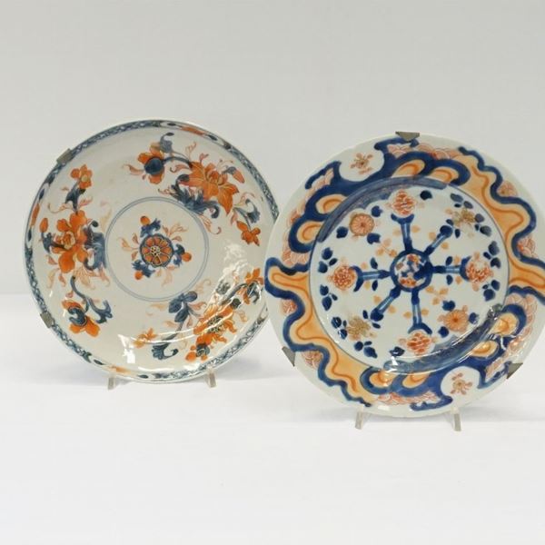 Due piatti, CIna sec. XX  - Asta ARREDARE CON STILE: MOBILI E OGGETTI D'ARTE DAL XVII AL XX SECOLO - Poggio Bracciolini Casa d'Aste