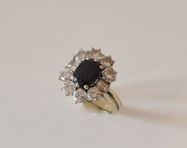 ANELLOC A  MARGHERITA IN ORO BIANCO 18KT, DIAMANTI E ZAFFIRO
